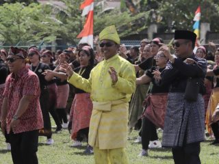 Melkianus Ikut Tarian Massal Multi Etnik HUT ke-662 Kota Sintang