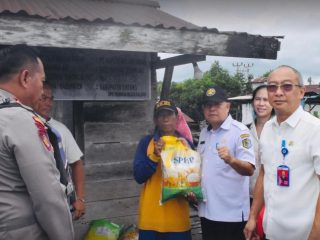 Pemkab Sintang Salurkan Bantuan Sembako kepada Korban Banjir