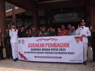 Pemkab Sintang Bagikan Ratusan Bendera Sambut Kemerdekaan
