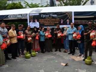 Bupati Sintang Tinjau Operasi Pasar, Ratusan Warga Antre Paket Bersubsidi