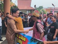 Wabup Sintang Terima Aspirasi Tiga Desa, Dorong Pembentukan Pansus Kebun Plasma